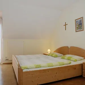 Ferienhaus Kleeblatt in Westheim, geräumiges Schlafzimmer mit Doppelbett
