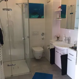 Badezimmer mit Duschkabine
