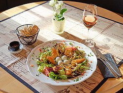 Salatteller und ein Glas Wein