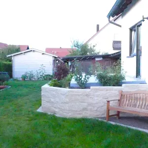 Schöne und gepflegte Gartenanlage mit Sitzbank aus Holz
