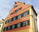Außenansicht der Ferienwohnung Storchennest in Oettingen mit schön restaurieter und rotgestrichener Barockfassade
