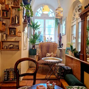 Gemütliches, kleines Café mit origineller Einrichtung