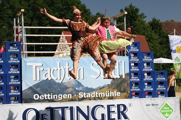 Dirndlspringen an der Oettinger Jakobi-Kirchweih