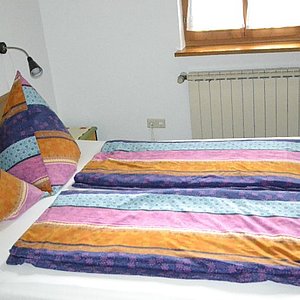 Schlafzimmer mit Doppelbett Ferienwohnung Praxis Löwenzahn