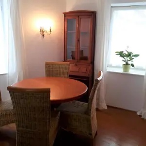 Gemütliches Esszimmer mit rundem Tisch und vier Stühlen